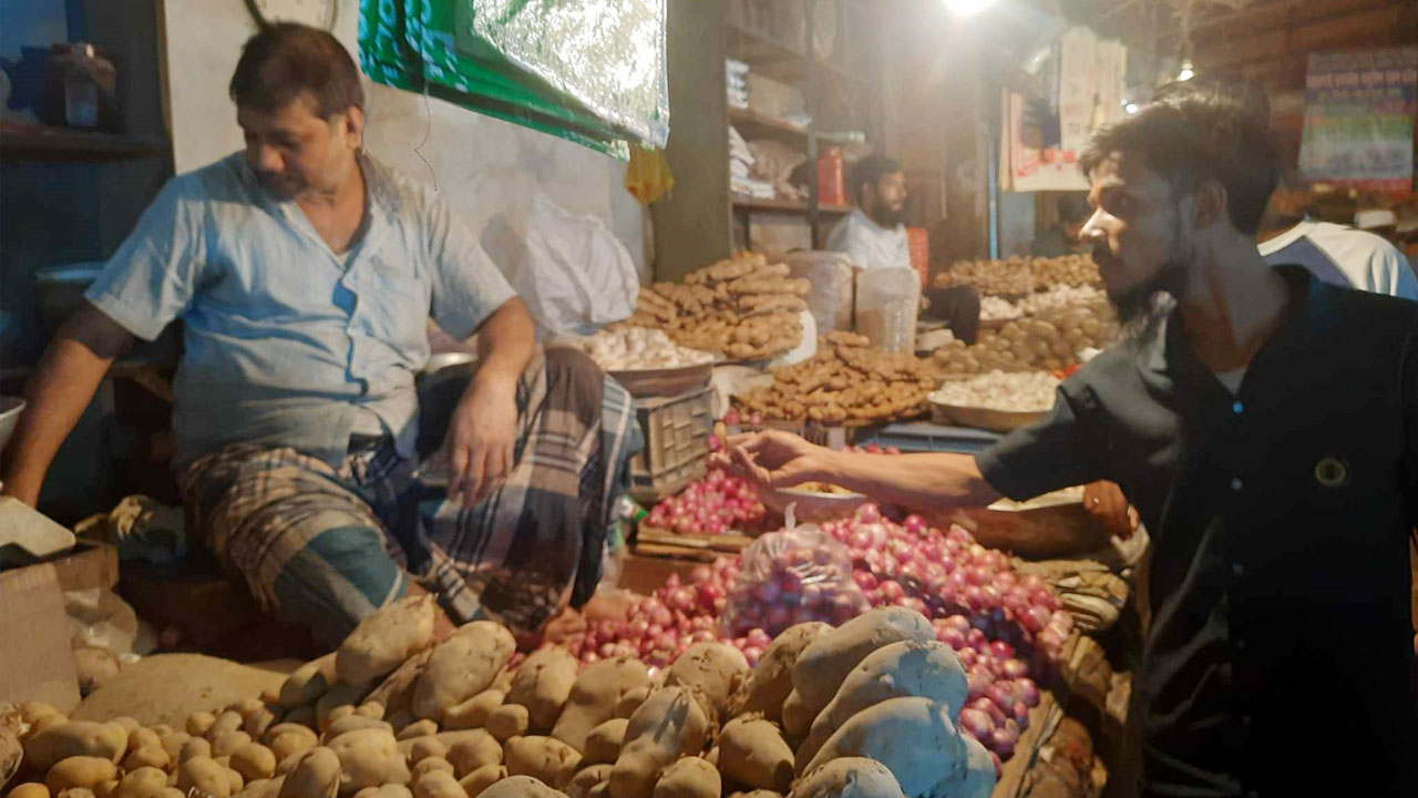 ‘খরচ কমাতে আলুই বেশি খেতাম, এখন খাব কী?’