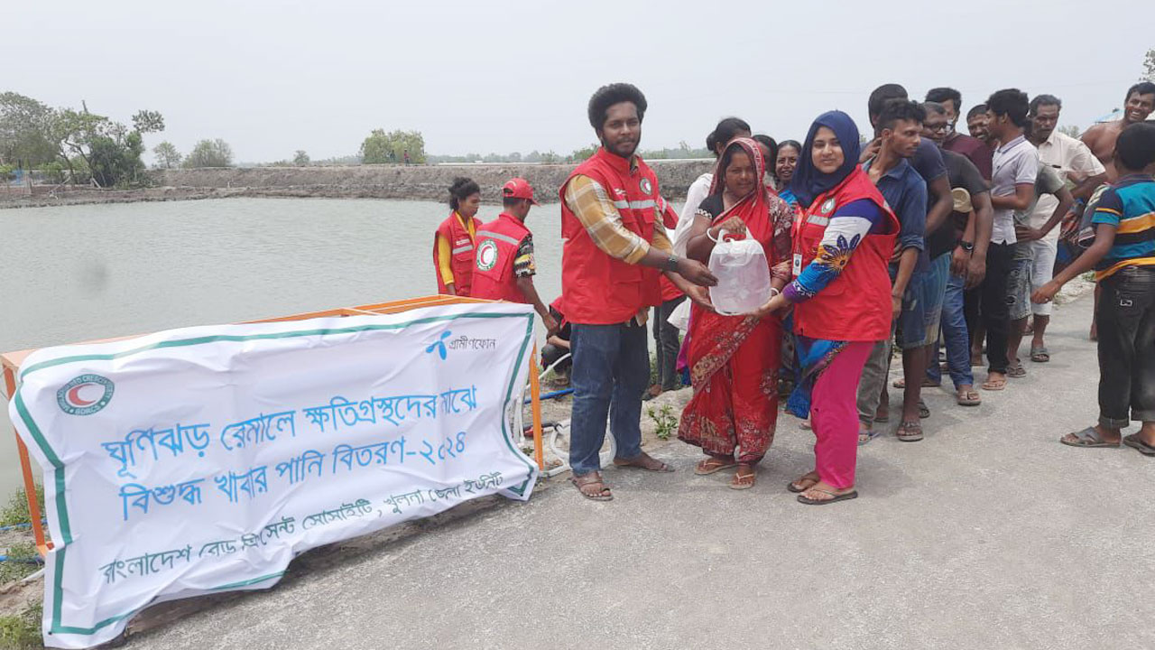 রেমালে ক্ষতিগ্রস্তদের ফ্রি টকটাইম দিয়েছে গ্রামীণফোন