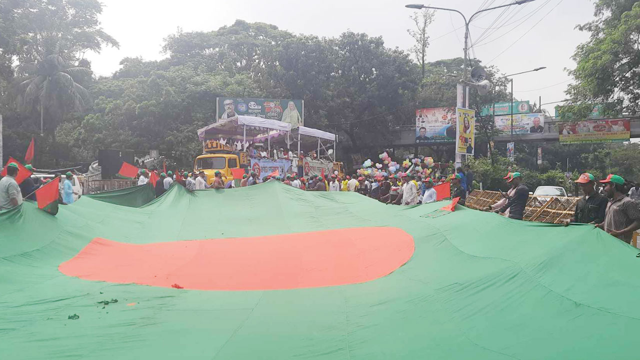 শোভাযাত্রায় অংশ নিতে জড়ো হচ্ছেন আওয়ামী লীগের নেতাকর্মীরা