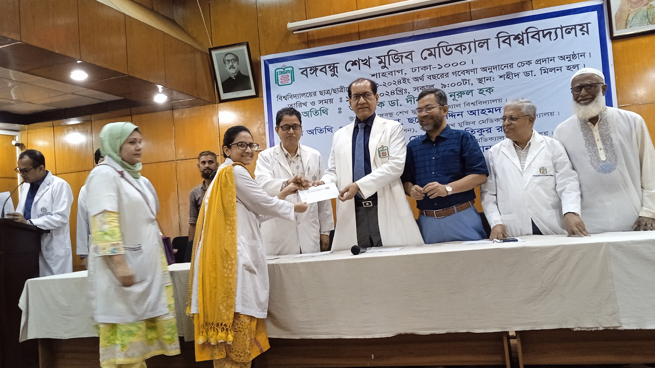 ৪৩৮ চিকিৎসক পেলেন ৫ কোটি টাকা ‘একসঙ্গে এতো চিকিৎসককে অনুদান বিশ্বে বিরল’