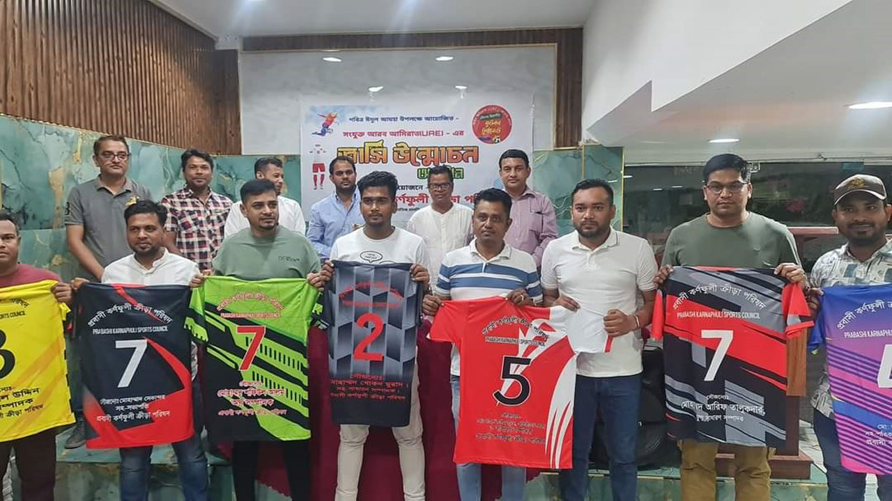 দুবাইতে ত্রিদেশীয় ফুটবল টুর্নামেন্টের জার্সি উন্মোচন