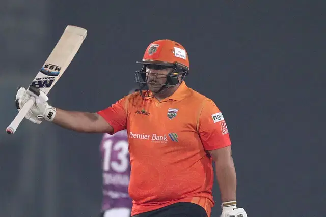 ইনস্টাগ্রাম থেকে সব ছবি-ভিডিও সরিয়ে নিলেন পাকিস্তানের আজম খান