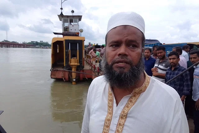 চট্টগ্রামে নৌকা-ফেরির সংঘর্ষ ‘ভাইয়ের লাশটা যেন পাই’