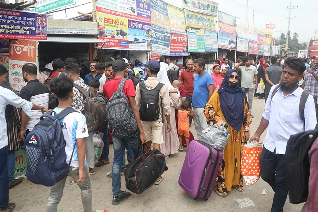 নারায়ণগঞ্জে যাত্রীর চাপ থাকলেও নেই যানজট, পাঁচ পরিবহনকে জরিমানা