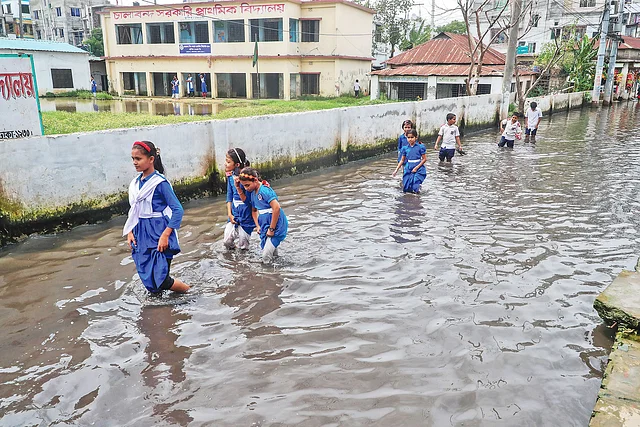 পয়োনালার পানিতে বন্ধ হওয়ার পথে ঢাকার দক্ষিণখানের বিদ্যালয়টি