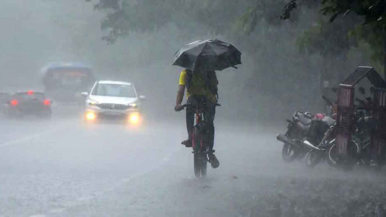 সব বিভাগে ভারী বর্ষণের সতর্কতা, ভূমিধসের শঙ্কা