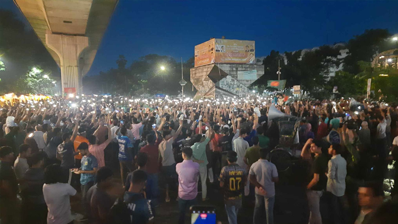 ২ ঘণ্টা ধরে অবরুদ্ধ শাহবাগ, আন্দোলনকারীদের গান-স্লোগানে উত্তাল