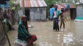 গাইবান্ধায় দুর্ভোগে বানভাসিরা, আশ্রয় নিচ্ছেন বাঁধে