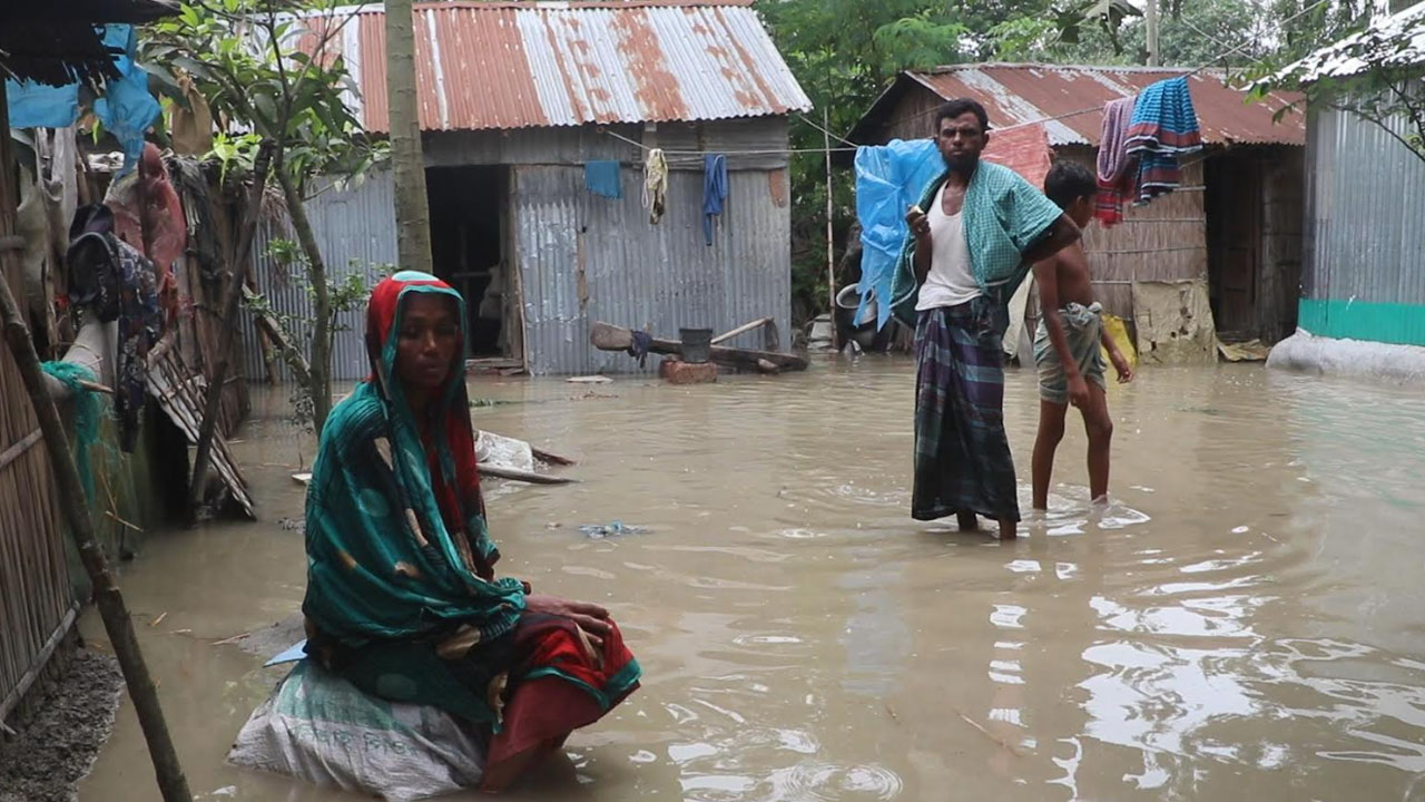 গাইবান্ধায় দুর্ভোগে বানভাসিরা, আশ্রয় নিচ্ছেন বাঁধে