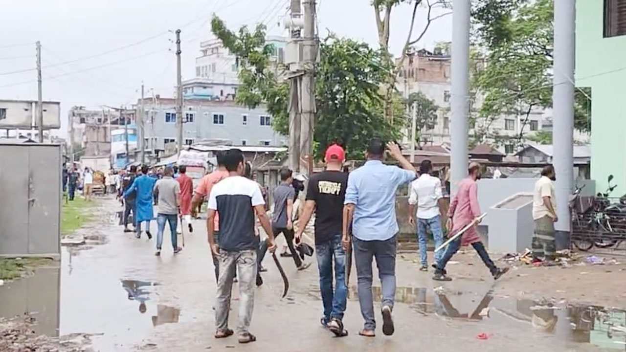 পটুয়াখালীতে বিএনপির মিছিলে অস্ত্র নিয়ে হামলা