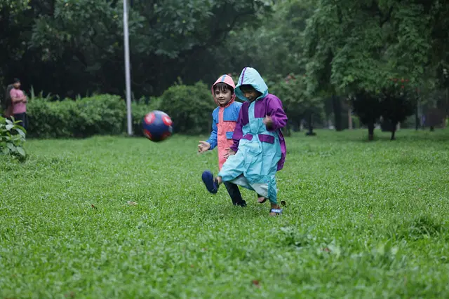 শিশুর দিনটা রঙিন করে তুলতে পারে এমন বর্ষাতি