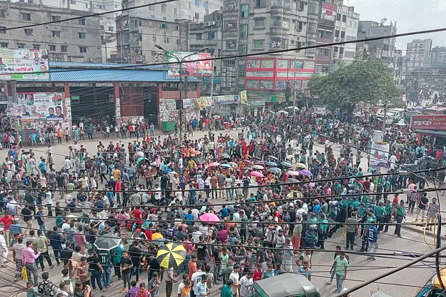 কোটাবিরোধী আন্দোলন তাঁতীবাজার মোড় অবরোধ করেছেন জগন্নাথ বিশ্ববিদ্যালয়ের শিক্ষার্থীরা