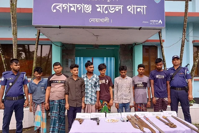 পুলিশ-গ্রামবাসীর প্রচেষ্টায় ধরা পড়ল সাত ডাকাত