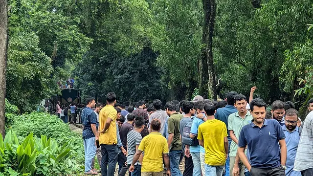 বাংলাদেশ কৃষি বিশ্ববিদ্যালয়ে ট্রেন থামিয়ে কোটাবিরোধী আন্দোলনকারীদের বিক্ষোভ