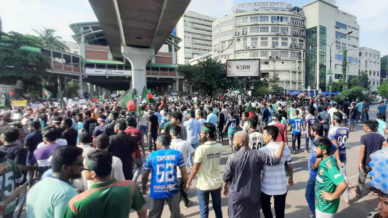 কোটাবিরোধী আন্দোলন শাহবাগ মোড়ে ‌‘বাংলা ব্লকেড’, যান চলাচল বন্ধ