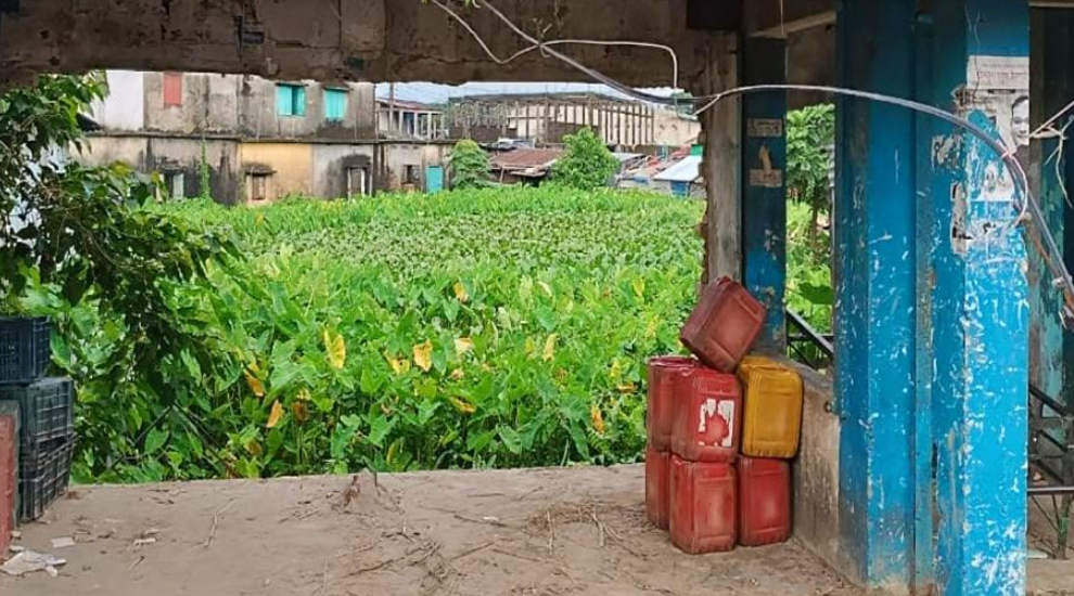 শান্তিগঞ্জের পাথারিয়া বাজারের সরকারি যাত্রী চাউনি ভাঙলো দু র্বৃ ত্ত রা, জনমনে ক্ষো ভ