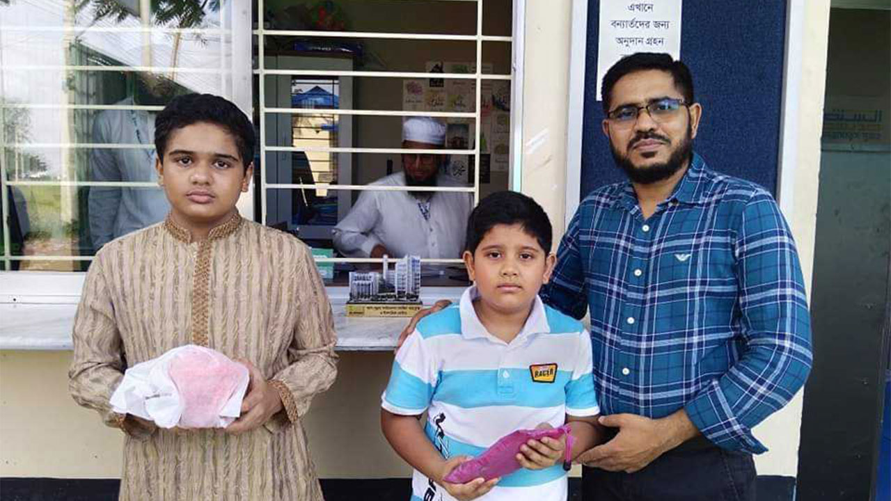 ক্রিকেট ব্যাট-অ্যাকুরিয়াম কেনার টাকা বন্যার্তদের দিলো দুই ভাই