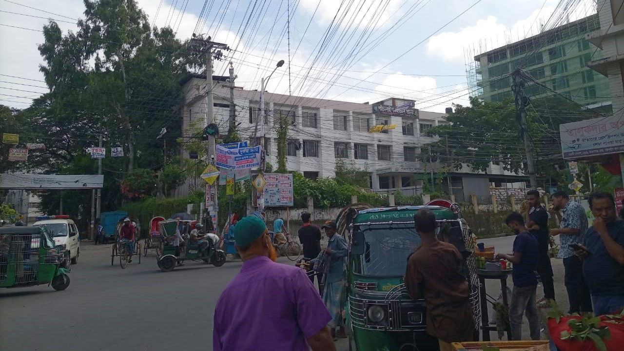 শেখ হাসিনার পতন চট্টগ্রামে স্বাভাবিক হতে শুরু করেছে জনজীবন