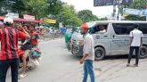 কুমিল্লায় ট্রাফিক নিয়ন্ত্রণে নিরলসভাবে কাজ করছেন শিক্ষার্থীরা