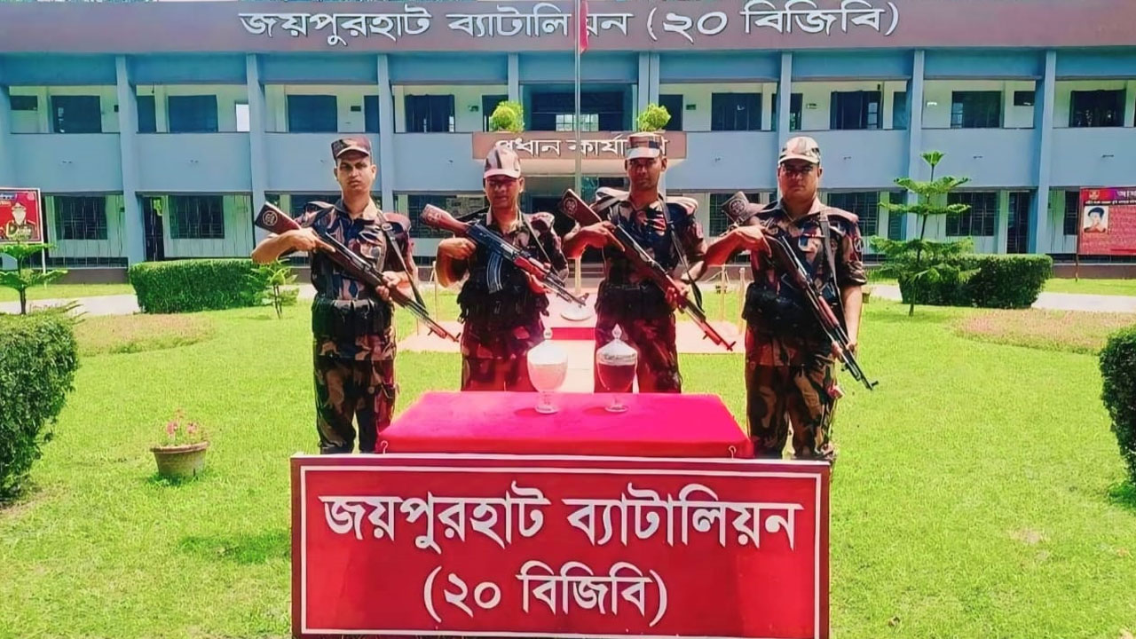বিরামপুর সীমান্তে ২৩ কোটি টাকার সাপের বিষ উদ্ধার
