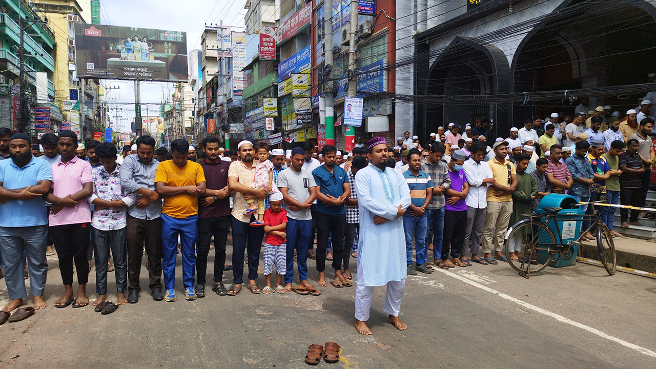 ফেনীতে নিহতদের স্মরণে গায়েবানা জানাজা