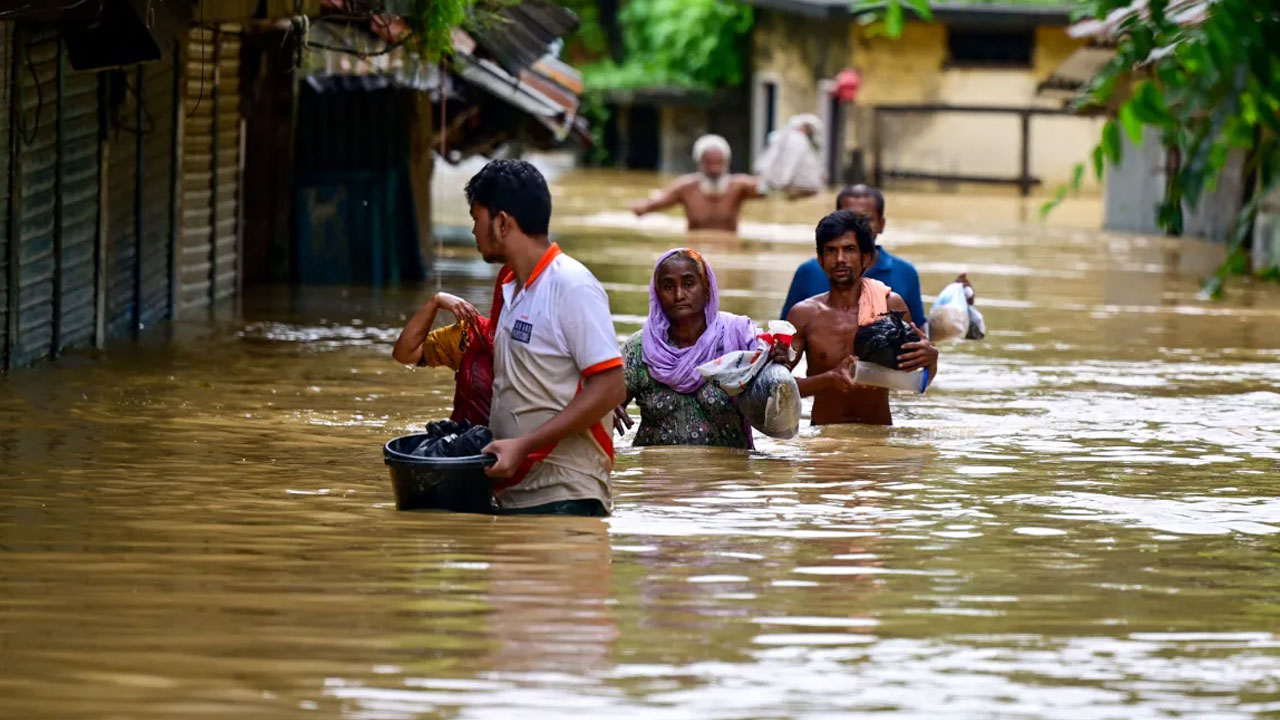 বন্যার্তদের জন্য পিকেএসএফের আড়াই হাজার কোটি টাকার সহায়তা