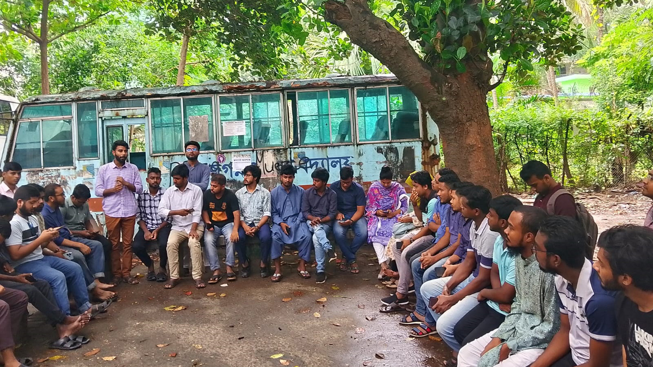 শিক্ষার্থীদের হুঁশিয়ারি জবির বাইরের কেউ উপাচার্য হলে ক্যাম্পাসে প্রবেশ করতে দেওয়া হবে না