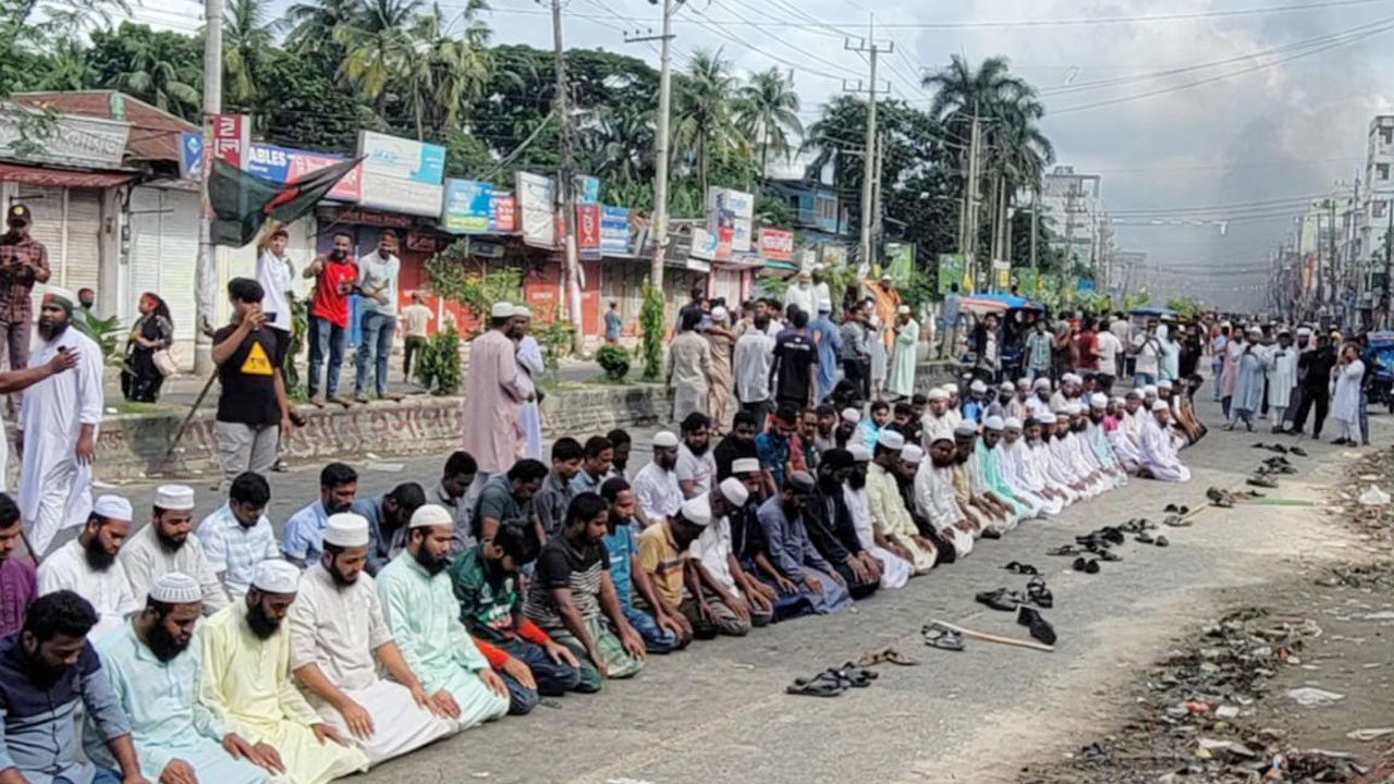 শেখ হাসিনার বিদায়ে নোয়াখালীতে শোকরানা নামাজ আদায়