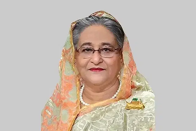 পদত্যাগ করে দেশ ছেড়েছেন শেখ হাসিনা