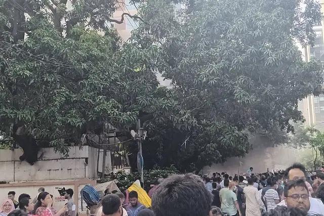 সায়েন্স ল্যাবে হাজারো মানুষের বিজয় উল্লাস