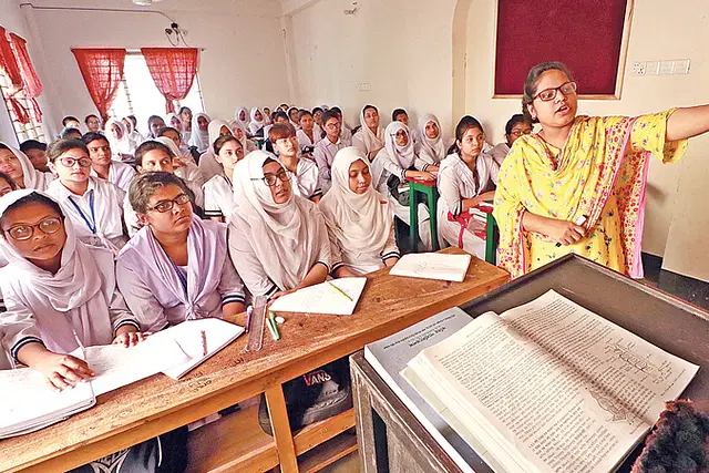 স্কুল-কলেজ খুলছে, উপাচার্য নিয়ে সমস্যা বিশ্ববিদ্যালয়ে, শিক্ষাক্রমের কী হবে