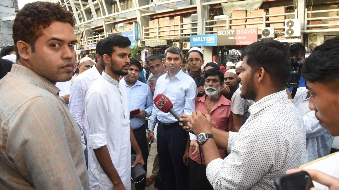 আকস্মিক স্টেডিয়াম দোকান পরির্দশন ক্রীড়া উপদেষ্টার