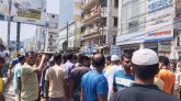 মমেক হাসপাতালের ছারপোকা নির্মূলের দাবিতে সড়ক অবরোধ