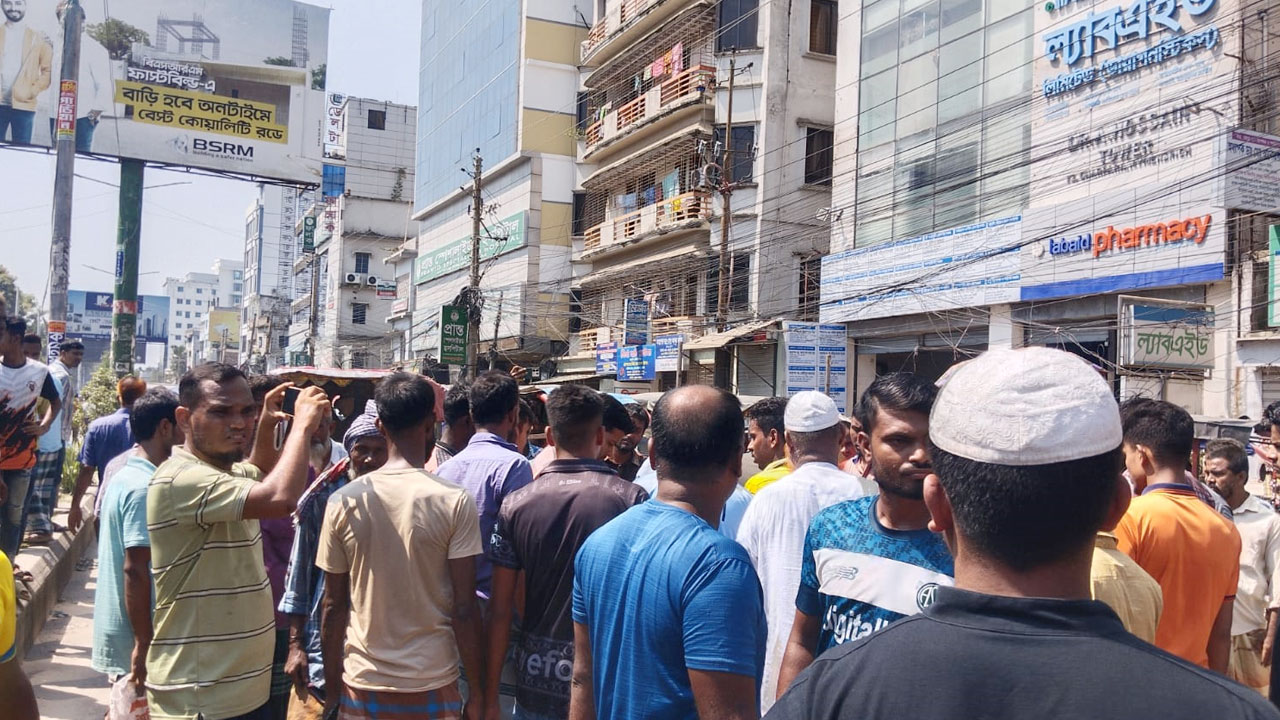 মমেক হাসপাতালের ছারপোকা নির্মূলের দাবিতে সড়ক অবরোধ