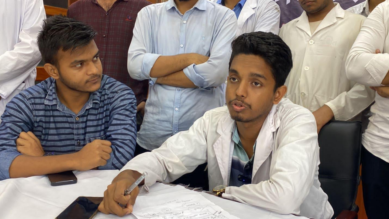 নোয়াখালীতে কমপ্লিট শাটডাউনে মেডিকেল কলেজ ৪ শিক্ষক অপসারণের দাবির নৈপথ্যে ছাত্রলীগ নেতা!