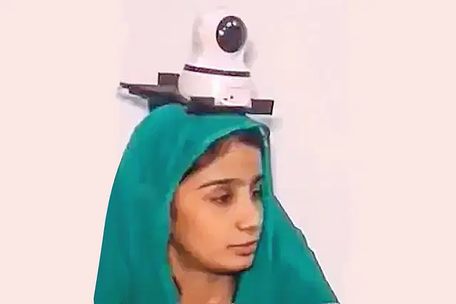 পাকিস্তানে মেয়ের মাথায় সিসিটিভি ক্যামেরা লাগালেন বাবা