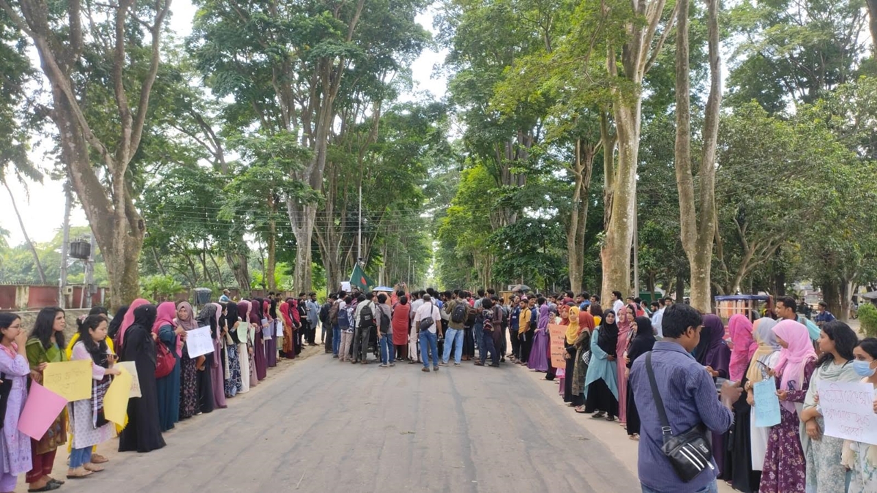 সীমান্তে হত্যার প্রতিবাদে রাবিতে মানববন্ধন আন্তর্জাতিক আদালতে ভারতের বিচার করতে হবে