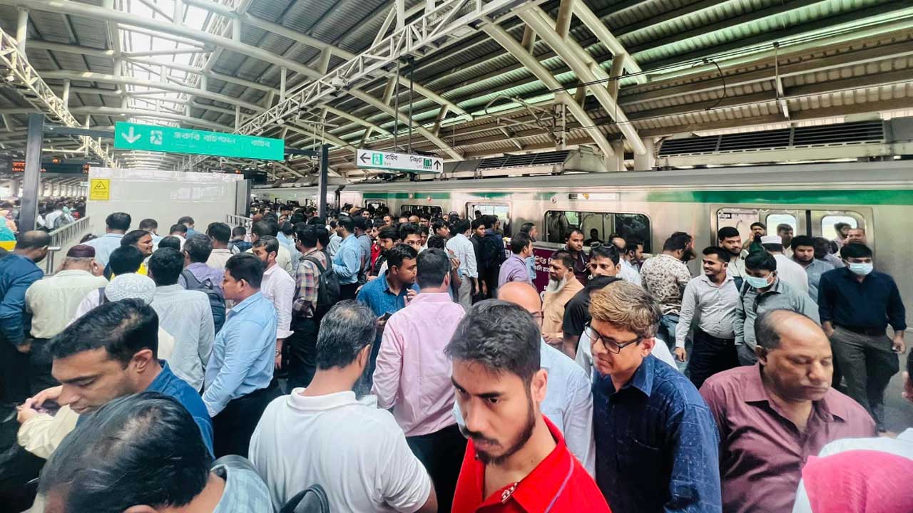 পৌনে ১১ ঘণ্টা পর মতিঝিল রুটে চললো মেট্রো ট্রেন
