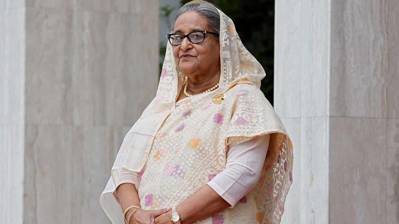 পদ্মায় টুস করে ফেলে দেওয়া ও চুবানোর হুমকি, শেখ হাসিনার নামে মামলা