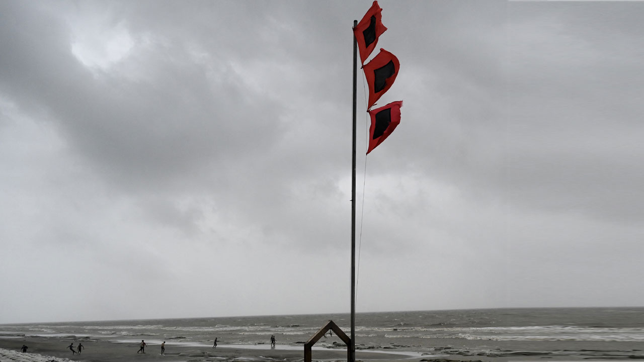 সমুদ্রবন্দরে তিন নম্বর সতর্কতা