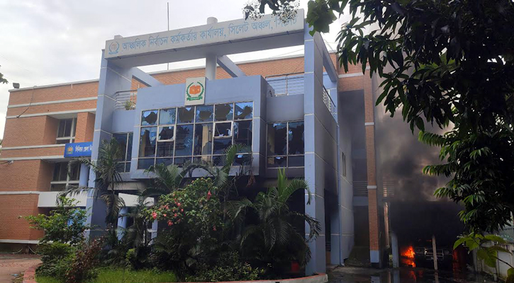 ছাত্র আন্দোলন: ইসির ৬৯ কার্যালয় ক্ষতিগ্রস্ত, সেবা ব্যাহত