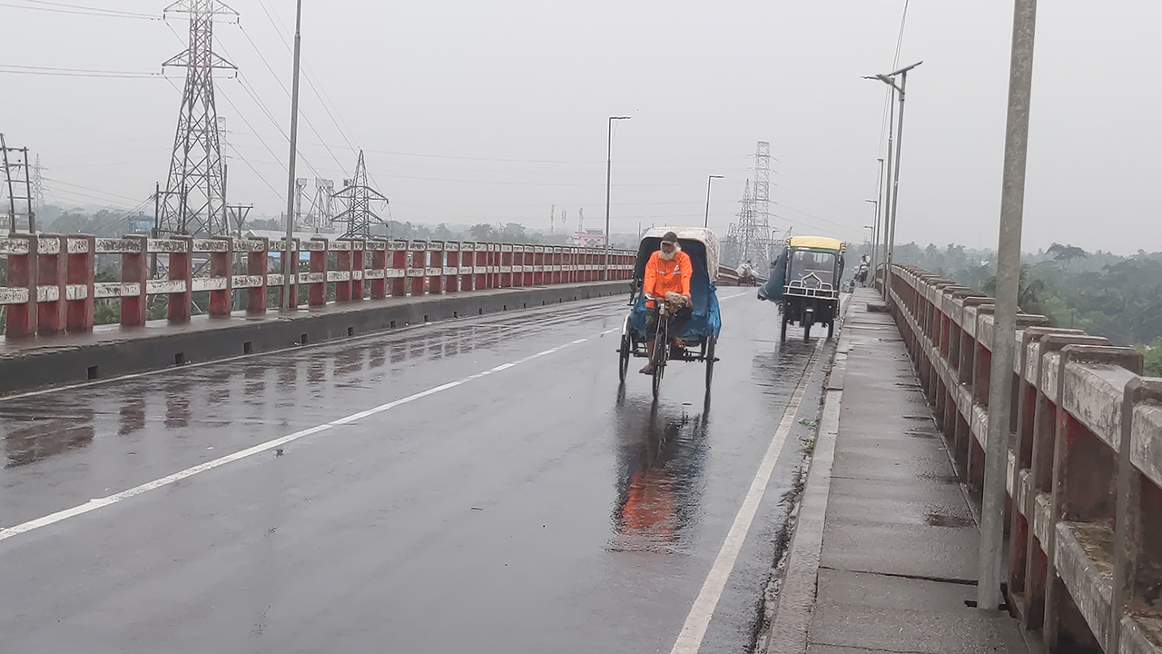 বাগেরহাটে বেলা বাড়ার সঙ্গে বাড়ছে বৃষ্টি, আতঙ্কে উপকূলবাসী