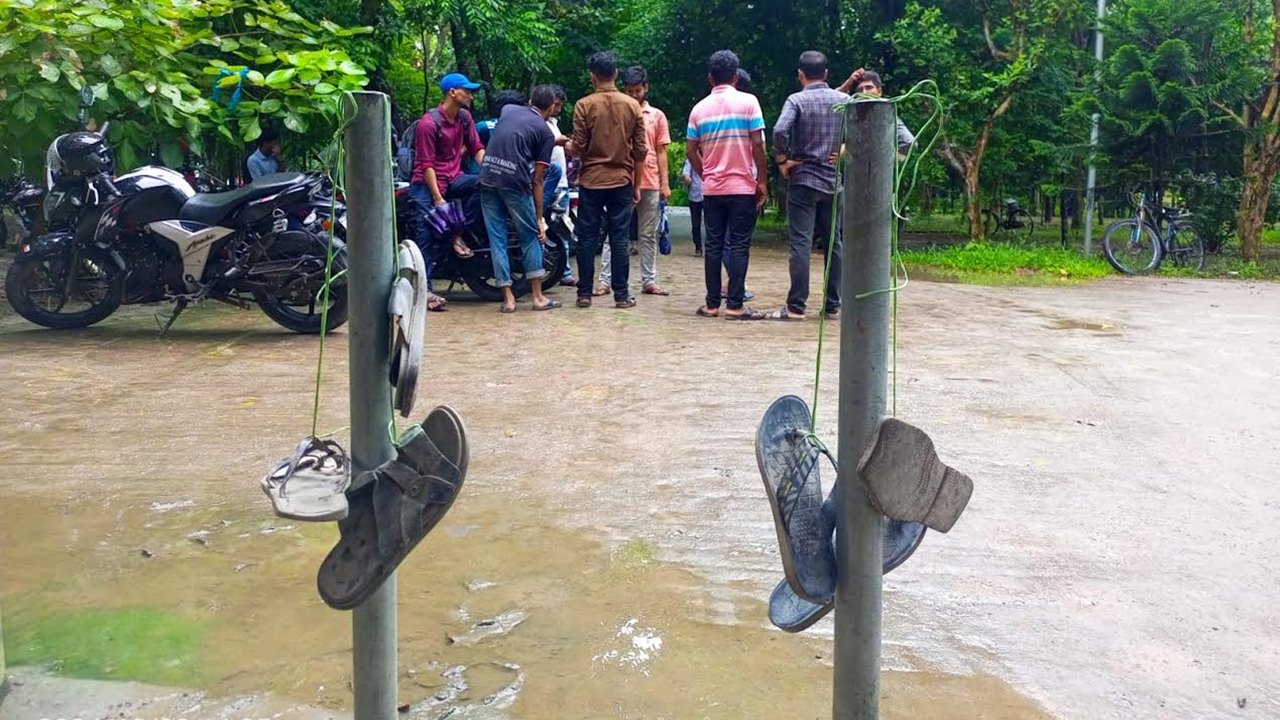 ছাত্রলীগের জন্য জুতার মালা নিয়ে অপেক্ষায় শিক্ষার্থীরা