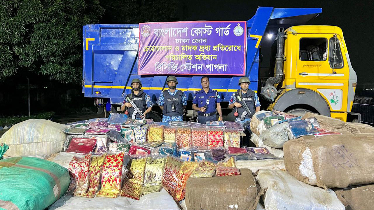 নারায়ণগঞ্জে ৬ কোটি টাকার বিপুল পরিমাণ ভারতীয় শাড়ি জব্দ