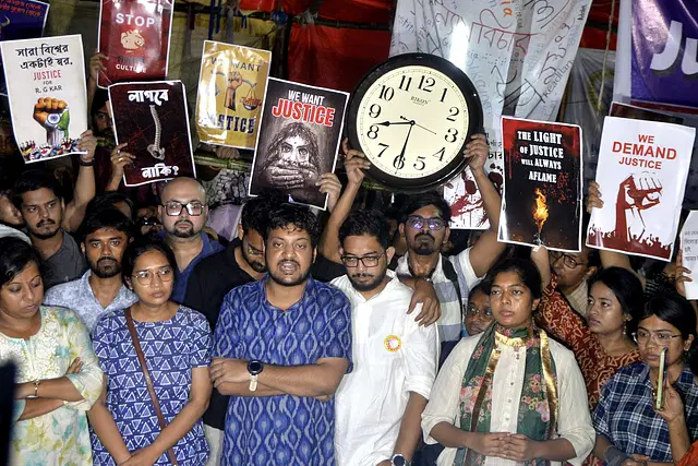 আর জি করে ধর্ষণ-হত্যা : দাবি পূরণ না হওয়ায় আমরণ অনশনে জুনিয়র চিকিৎসকেরা
