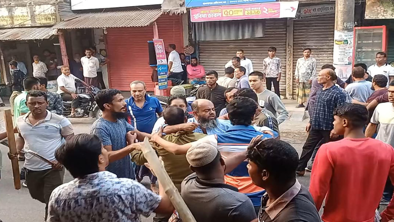 পদবঞ্চিতদের হামলায় বাবুগঞ্জের ইউনিয়ন বিএনপির মিছিল পণ্ড