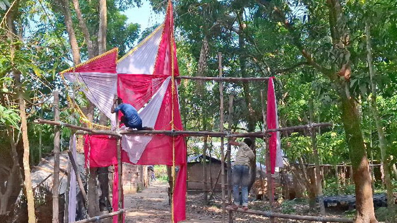 দাওয়াত না দিয়ে বাড়ির সামনে বিয়ের গেট করায় দুপক্ষের সংঘর্ষে আহত ১০