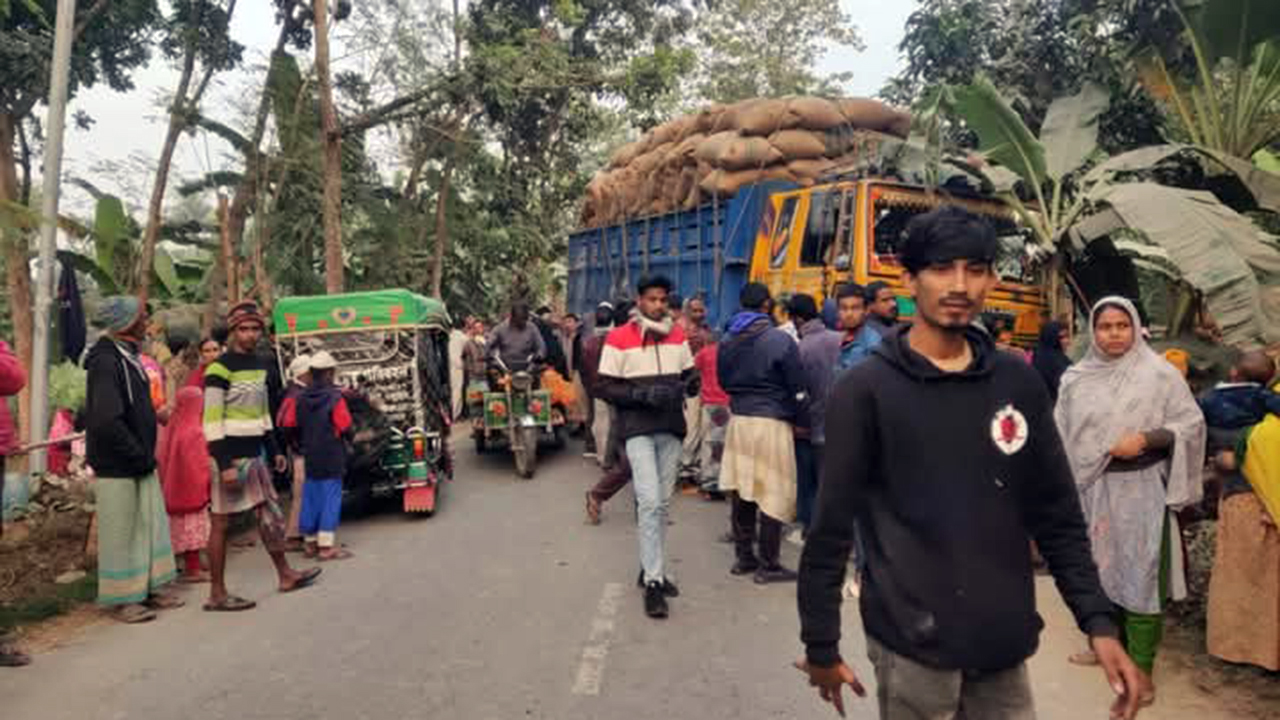 নওগাঁয় ট্রাক-মোটরসাইকেল সংঘর্ষে নিহত ৩