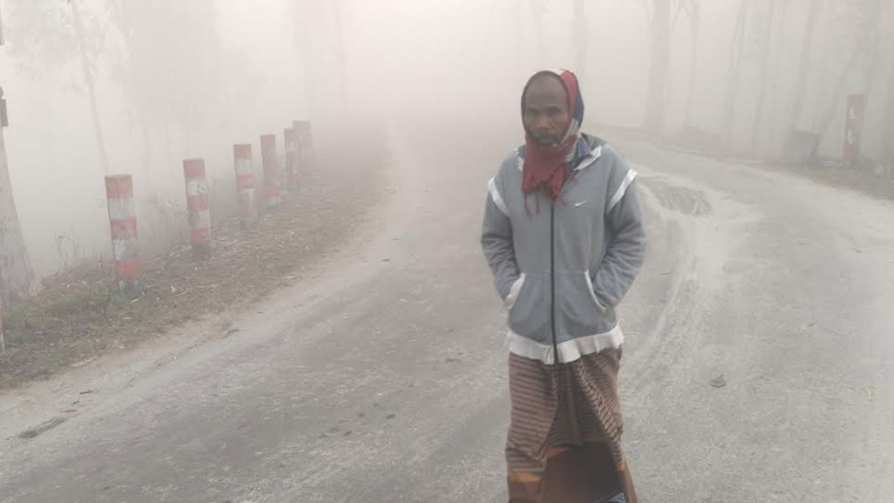 ঘনকুয়াশা ও হিমেল বাতাসে কাহিল কুড়িগ্রামের মানুষ