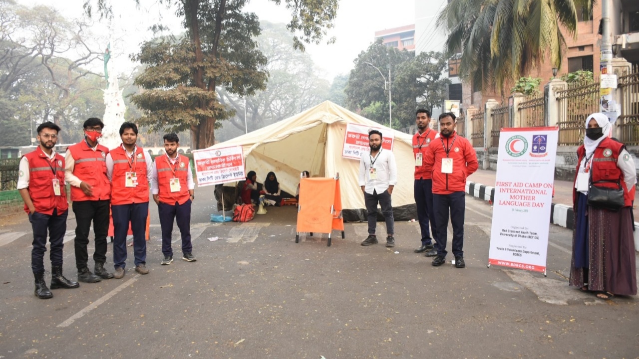 শহীদ মিনারে প্রাথমিক চিকিৎসা সেবা দিয়েছে রেড ক্রিসেন্ট